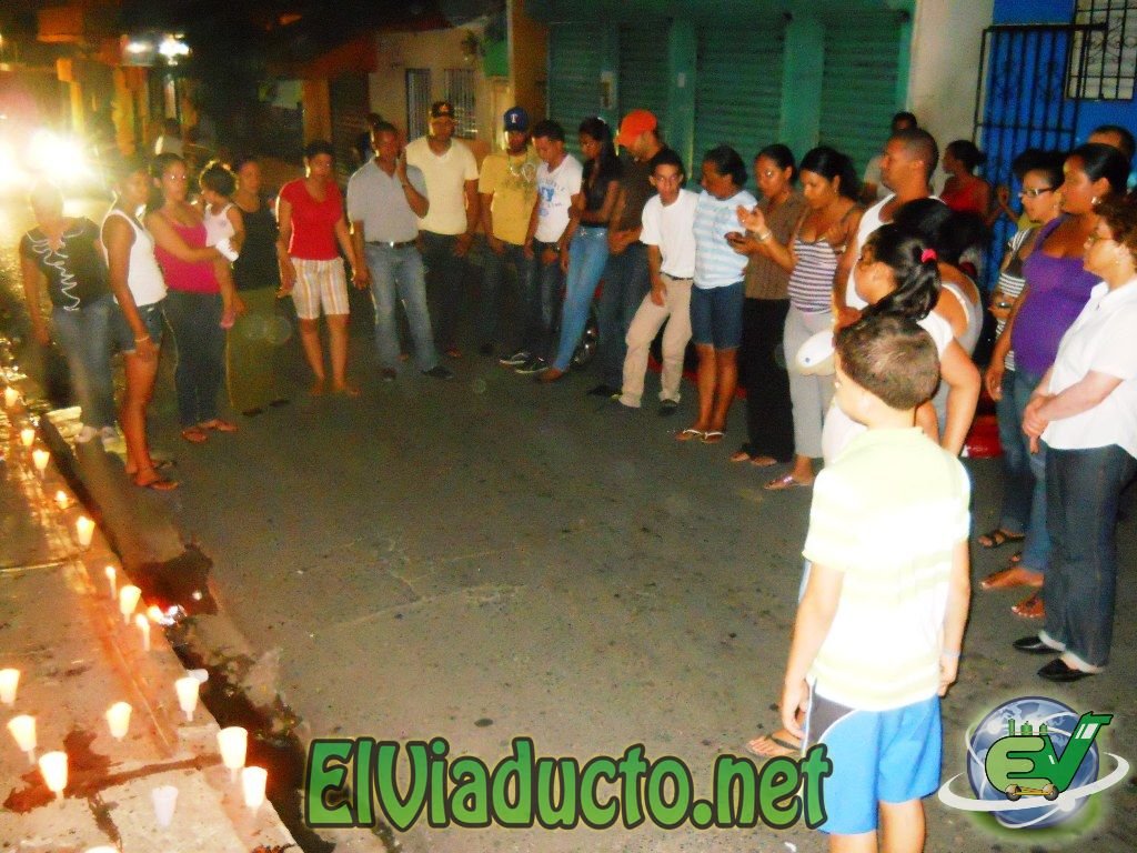 Vecinos y dueños de puestos de medicina oran frente al negocio de la victima Santos